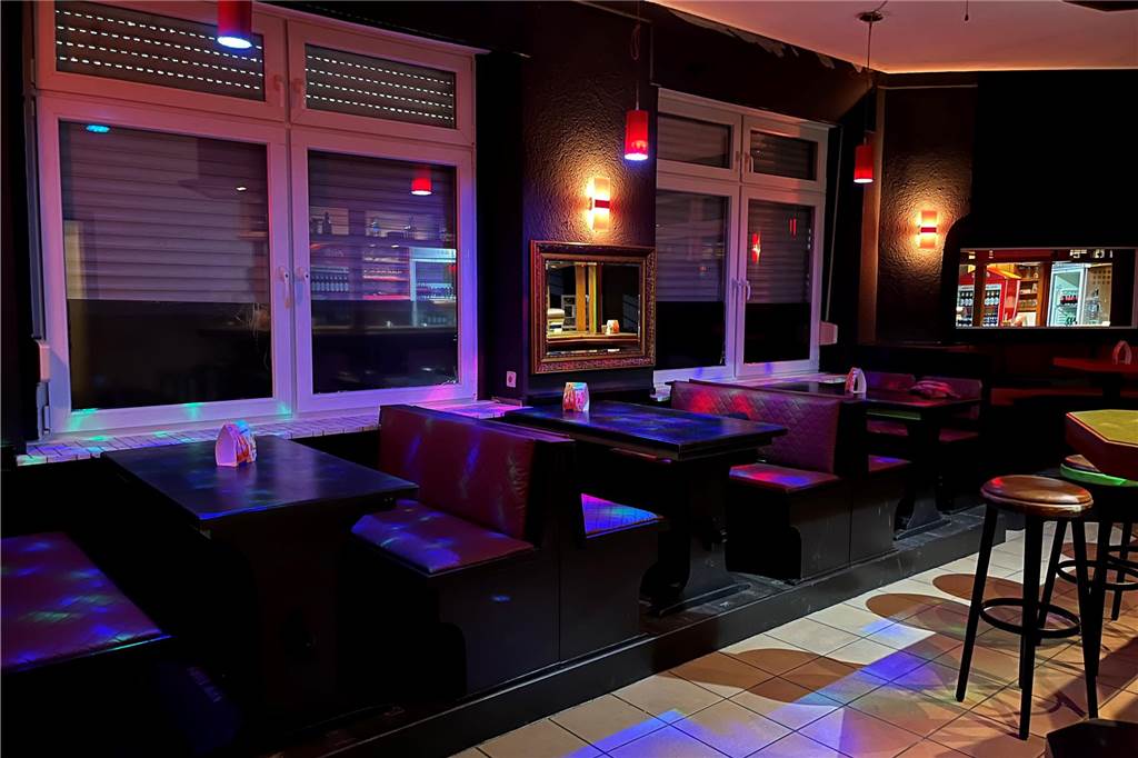 Neue Club-Bar „Millenium“: Alban Azemi will Lücke im Lüner Nachtleben schließen Vor der Bar gibt es Sitzmöglichkeiten für die Gäste, die bei der Sanierung neu bezogen wurden.