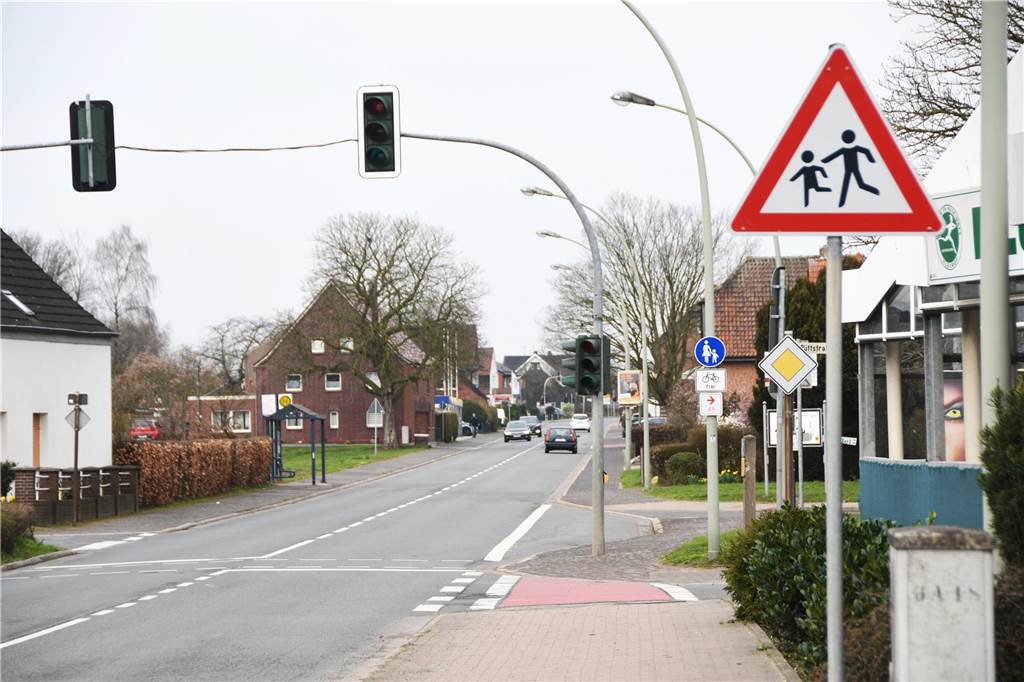 Mehr Sicherheit für Kinder in Hassel: Ampel neben Kita geht in Dauerbetrieb Vor der Einfahrt zur Püttstraße soll eine Haltelinie markiert werden.