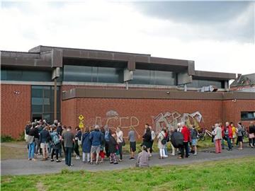 Vor der Eissporthalle in Münster hatte sich an einem Sonntag im Juli eine lange Schlange gebildet. Die Menschen warteten aber gut gelaunt. 