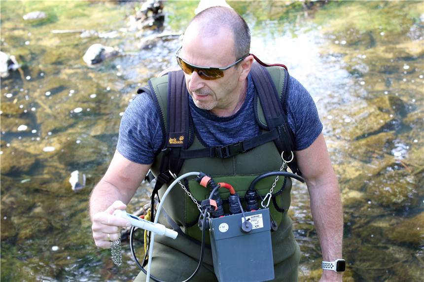 Nach Gülle-Unfall hat sich der Fischbestand in der Horne wieder erholt Vor der Elektrobefischung der Horne misst der Fischereiberater des Kreises Unna, Michael Prill, die Temperatur und Leitfähigkeit des Wassers. Die Messwerte tragen die Helfer des Angelvereins Werne-Lippetal in eine Liste ein.