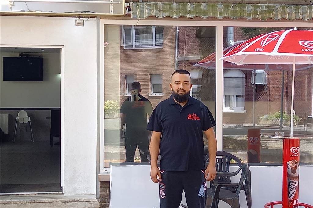 Neuer Imbiss in Selm: „Döner Brothers“ eröffnen mit Schleuderpreis Vor der Eröffnung wird noch das neue Logo angebracht.