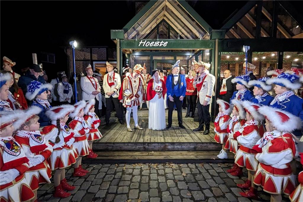 Prinzenproklamation in Klein-Köln: Das neue Dreigestirn verspricht eine spektakuläre Session Vor der feierlichen Proklamation des neuen Dreigestirns wurden die bisherigen Regenten Prinz Rudolf I. (Hemling), Prinzessin Anne II. (Fedder) und Mundschenk Ralf (Upgang) aus der Nachbarschaft „Dicken End“ gebührend verabschiedet.