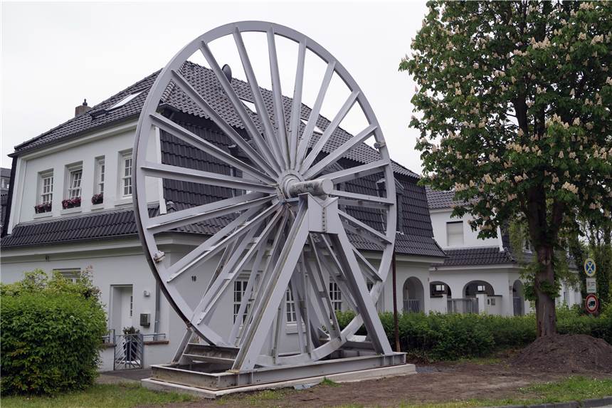Sieben Meter hohe Seilscheibe im Selmer Stadtgebiet umgezogen Vor der Firma Interhydraulik, der ehemaligen Zeche Hermann, hat die Seilscheibe ihren neuen Platz gefunden.