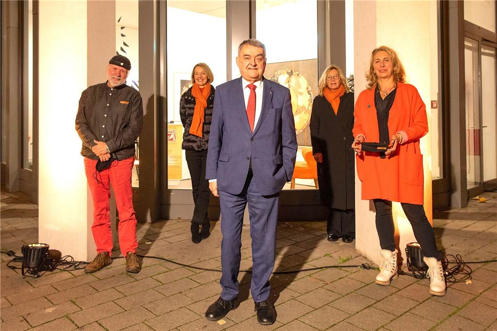 Künstler stiftet Werke und will 125.000 Euro für Frauenhäuser erzielen Vor der Galerie Kellermann (von links): Bernd Casper Dietrich, Barbara Amhofer, Minister Herbert Reul, llke Gorissen und Dr. Luzia Grommes.