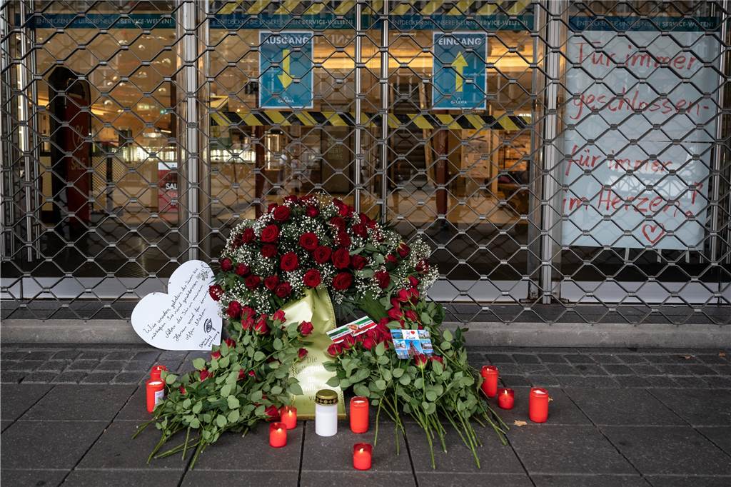 Galeria-Karstadt-Kaufhof: Traueraktionen vor Filialen in NRW Vor der geschlossenen Filiale legten Mitarbeiter einen Kranz nieder.