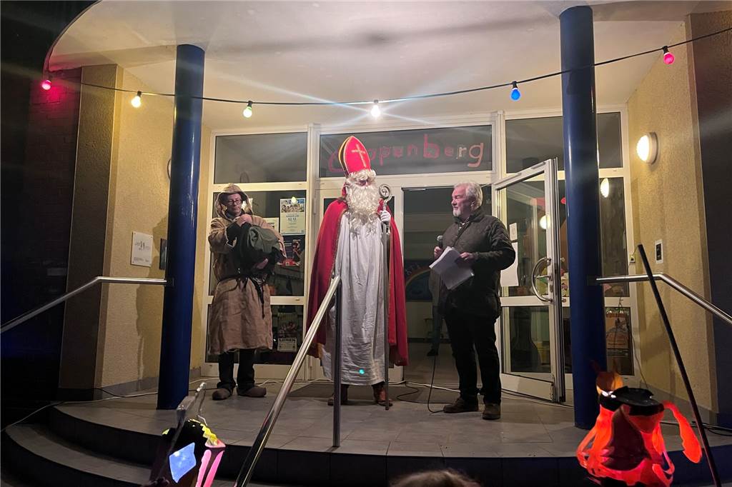 Vor der Grundschule erzählten der Bettler, St. Martin und Heino Janssen vom Heimatverein die Geschichte des Heiligen.