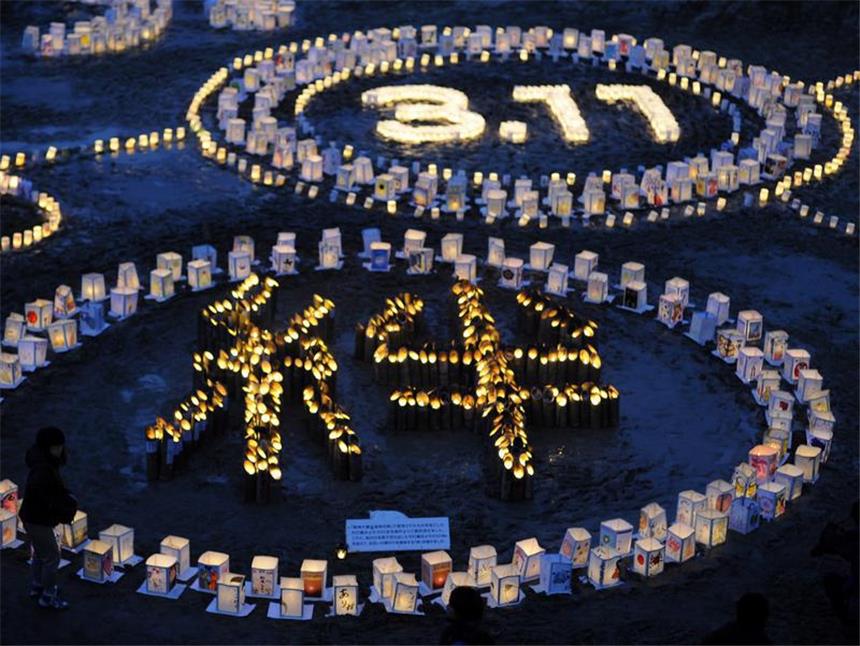 Japan und die Welt gedenken der Tsunami- und Atomtod-Opfer Vor der Grundschule in Natori formen Laternen das Schriftzeichen für «kizuna», auf deutsch «das Band zwischen Menschen». Foto: Franck Robichon