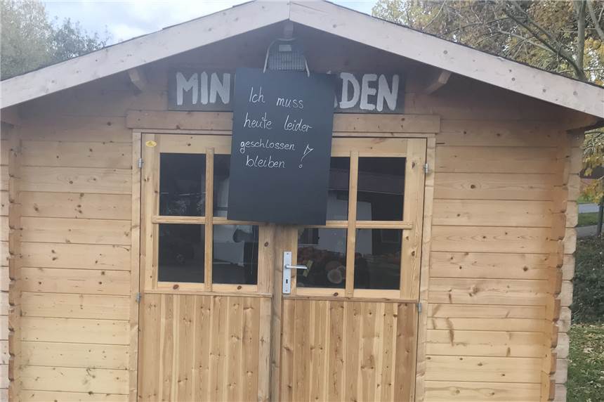 Schon wieder waren Einbrecher auf dem Hof Menken unterwegs Vor der Hütte der Selbstbedienungshütte hängt derzeit eine Tafel: geschlossen.