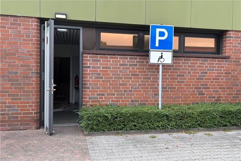 Karin Küveler ist genervt: Hunde haben einen Parkplatz - Behinderte nicht Vor der Jakobi-Halle steht auch ein Behindertenparkplatz zur Verfügung.