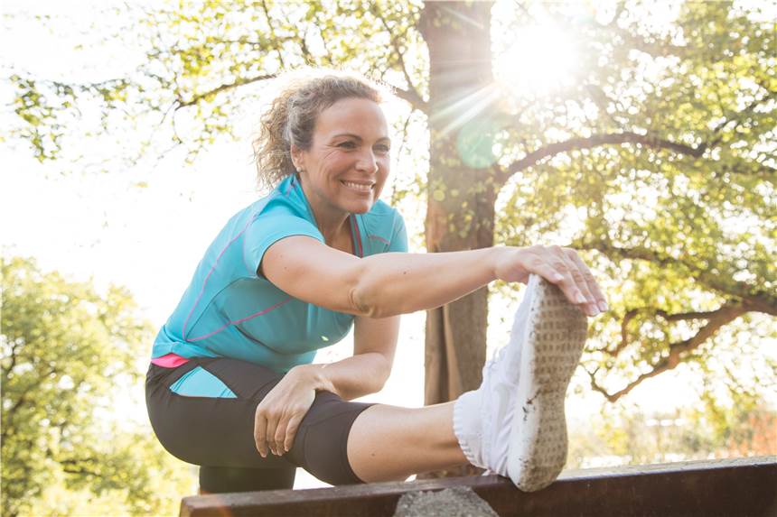 Beweglich bleiben: So dehnen Sie sich beim Sport richtig Vor der Joggingrunde halten Experten das Dehnen für verzichtbar – nach dem Laufen leitet es aber die Regeneration ein.