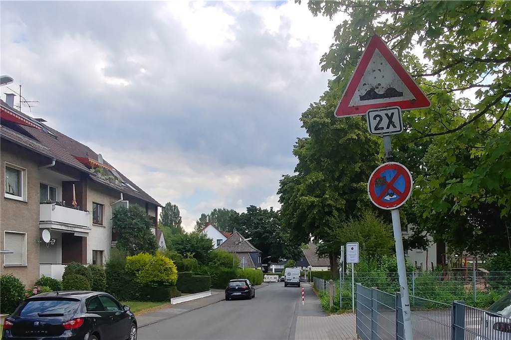 Abkürzung für Schürener Baustellen sorgt für Unmut bei Anliegern Vor der Kita sollen weitere Bremsschwellen entstehen.