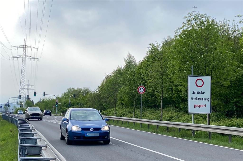 Anwohner nach Beinahe-Unfall mit Kind: „Leute rasen hier mit 80 Sachen drüber“ Vor der Kreuzung gilt Tempo 50 – doch viele Autofahrer drücken trotzdem aufs Gas, sagt der Anwohner.