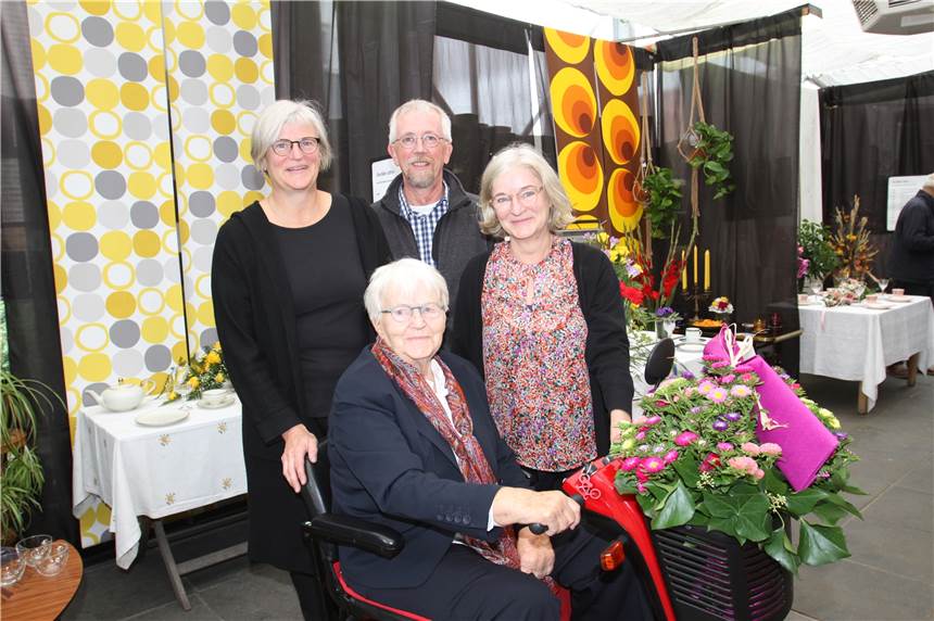 Vor der Kulisse der 1960er-Jahre empfingen Firmengründerin Annemarie Wenner, ihre beiden Töchter Dagmar (l.) und Barbara Wenner sowie Schwiegersohn Jürgen Hune die Gäste.