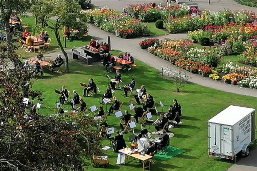 Musikzug der Freiwilligen Feuerwehr spielt Konzert im Dahliengarten Vor der Kulisse der blühenden Dahlien spielte der Musikzug der Freiwilligen Feuerwehr Legden am Sonntag ein Konzert im Dahliengarten.