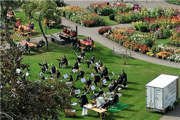 Vor der Kulisse der blühenden Dahlien spielte der Musikzug der Freiwilligen Feuerwehr Legden am Sonntag ein Konzert im Dahliengarten.
