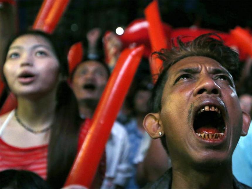 Suu Kyis Oppositionspartei in Myanmar vor großem Wahlsieg Vor der NLD-Parteizentrale versammelten sich Tausende Menschen. Sie tanzten trotz des Regens ausgelassen zu den parteieigenen Ohrwürmern aus dem Wahlkampf. Foto: Rungroj Yongrit