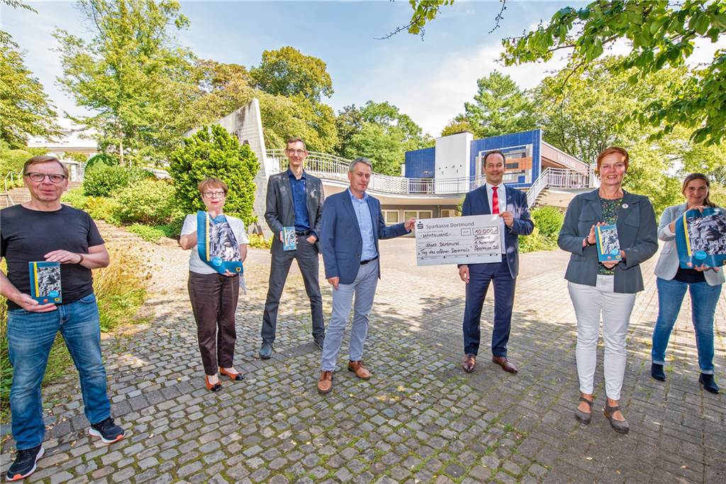 „Tag des offenen Denkmals“ erlaubt Blicke hinter die Fassaden der Stadt Vor der Parkakademie im Westfalenpark stellten die Organisatoren das Programm des offenen Denkmals vor- verbunden mit der Übergabe eines Spendenschecks der Sparkasse über 10.000 Euro für den Denkmaltag.