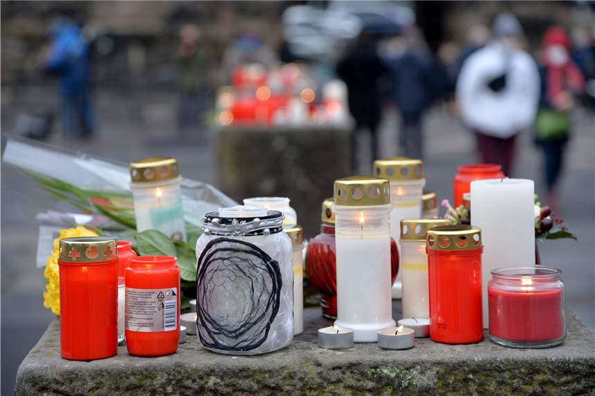 Leiter der Mordkommission: Trierer Amokfahrt war geplant Vor der Porta Nigra in Trier haben Menschen zum Gedenken an die Opfer der Amokfahrt vom 1. Dezember 2020 Kerzen aufgestellt.