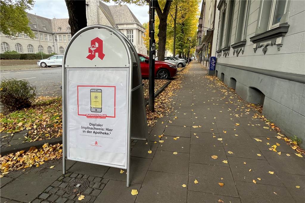 Neuer Corona-Impfstoff: Frisch geimpft, aber noch kein digitaler Nachweis Ausgeschildert ist der digitale Impfnachweis vor der Rathaus Apotheke