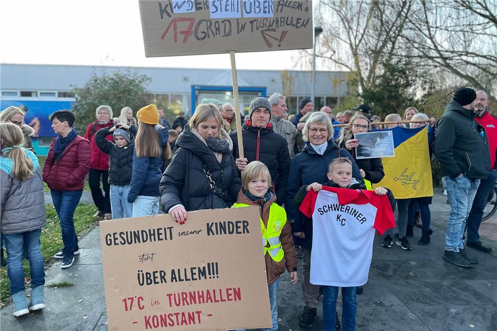 Vor der Ratssitzung am 24.11. wurde gegen die Sparpläne der Stadt protestiert.