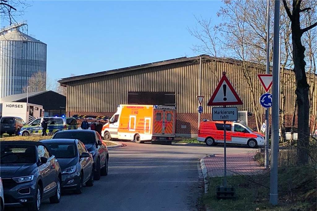 Schwerer Reitunfall in Lembeck: Hubschrauber landet auf Fußballplatz Vor der Reithalle des ZRFV Lembeck stehen Rettungswagen, Notarztwagen und Polizeibeamte.