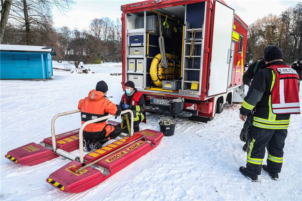 Einbruch im Eis: Wie die Feuerwehr mit Spezialausrüstung Leben rettet Vor der Rettungsübung werden alle Einsatzkräfte eingewiesen, denn auch für die Retter ist eine Übung nicht ungefährlich.