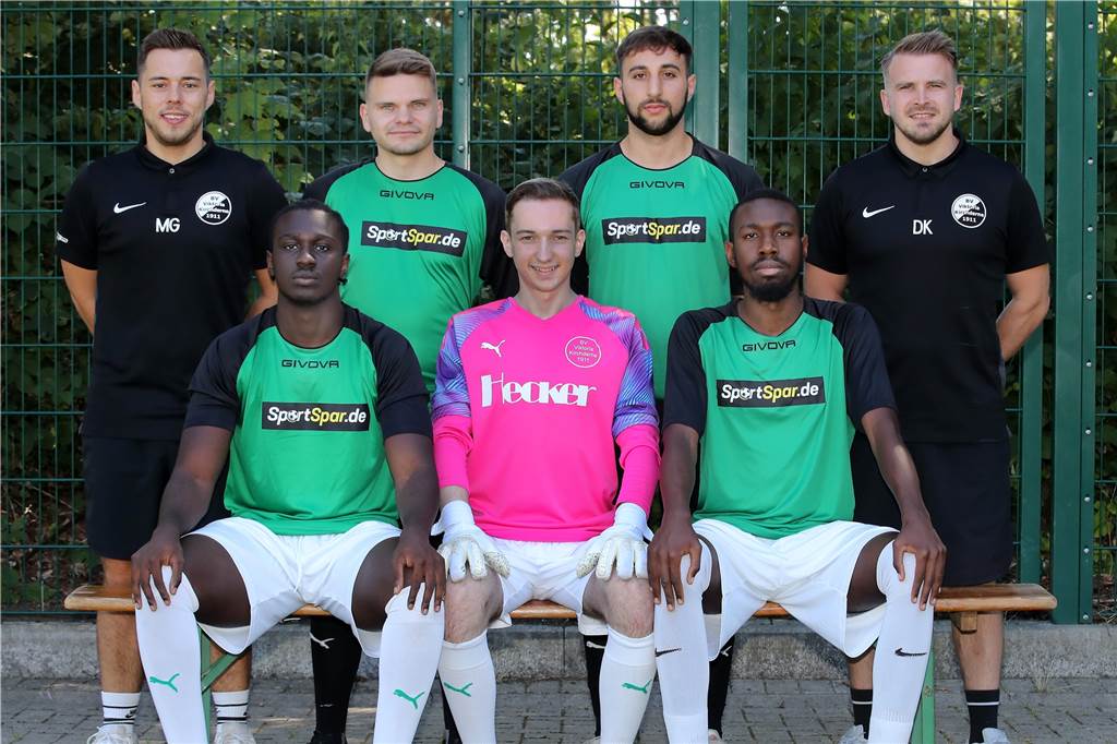 „Viele hätten das von vornherein nicht mitgemacht“ : Trainerduo spricht nach Kirchderne-Rückzug Vor der Saison posierten Manuel Gutt (l.) und Dominik Kooke (r.) noch mit den Neuzugängen für die Bezirksliga-Mannschaft der Viktoria.
