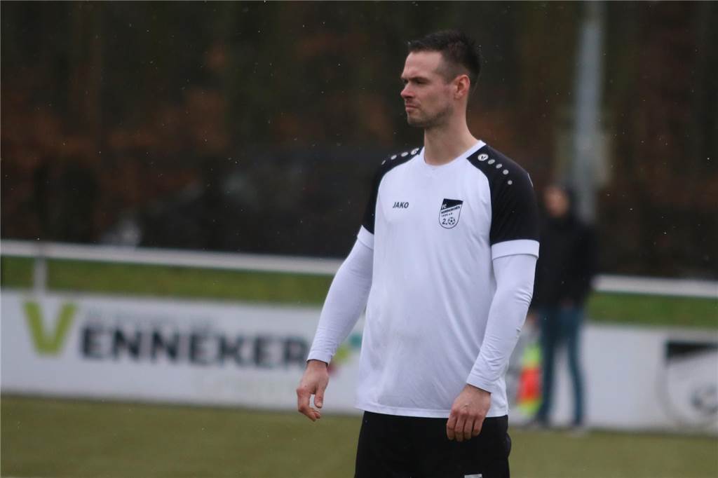Jan Rabitsch steht im Trikot des FC Nordkirchen II auf dem Feld.