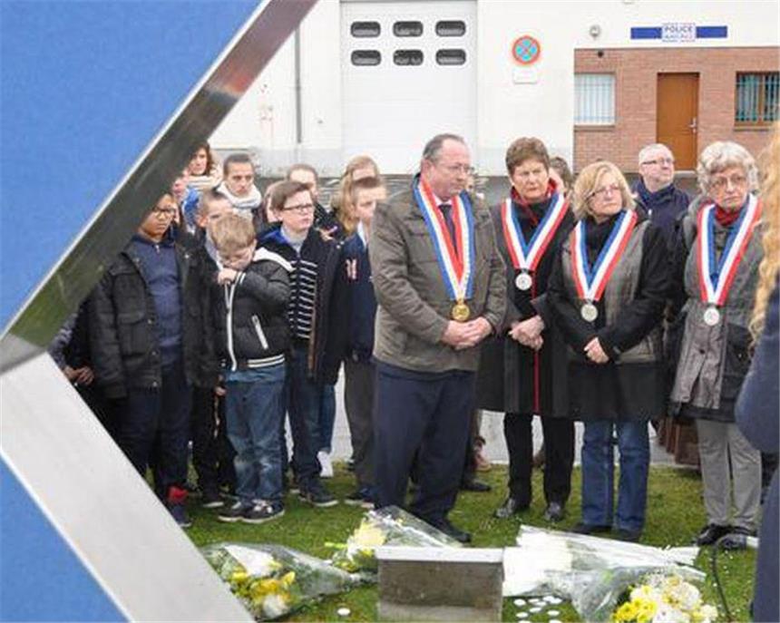 Vor der Skupltur »Die Zwillinge« von Ulrich Schriewer fand in der französischen Partnerstadt Halterns, Roost-Warendin, eine Gedenkveranstaltung statt.
