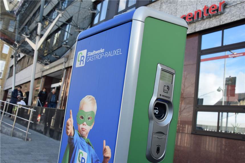 Stadt stellt Konzept für E-Mobilität vor Vor der Sparkasse am Markt gibt es bereits eine Elektro-Ladesäule.