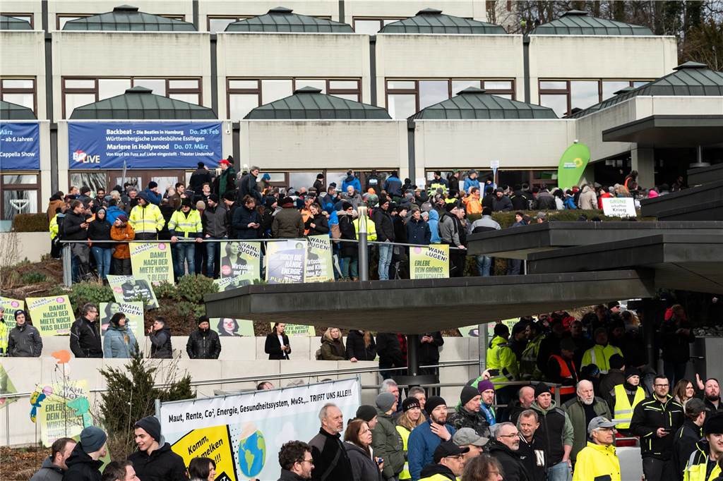 Schlagstöcke und Pfefferspray gegen Bauernproteste : Politischen Aschermittwoch der Grünen abgesagt Vor der Stadthalle von Biberach demonstrierten zahlreiche Menschen.