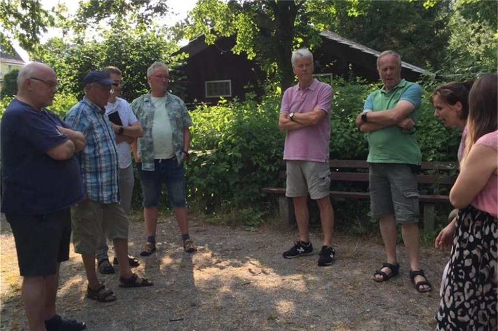 Drei Stadtteile sollen Geld für ein Schulhof-Projekt geben Menschen am sogenannten Erich-Puls-Weg in Dorsten