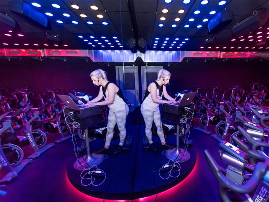 Beim Indoor Cycling regiert der Beat Vor der Stunde: Trainerin Paula bereitet Musik und Lichtshow vor. Foto: Alexander Heinl/dpa-tmn