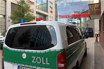 Vor der Thier-Galerie standen am Dienstagmittag mehrere Fahrzeuge des Zolls.