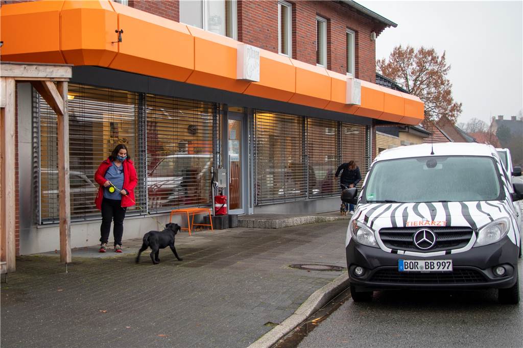 Chip-Lesegerät vor Nienborger Tierarztpraxis erfüllt Doppelzweck Vor der Tierarztpraxis in der Eper Straße steht das Chip-Lesegerät.