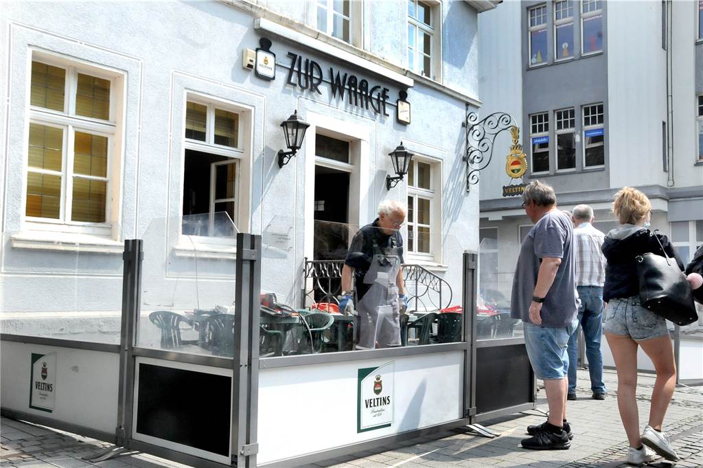 Acht Monate schlechte Laune vorbei: Wirte endlich wieder hinterm Tresen Vor der Traditionskneipe Zur Waage am Postplatz wurde am Freitag der Biergarten wieder aufgebaut. Wirtin Sylvia Schülke freut sich darauf, am Montag (7.6.) nach der monatelangen Corona-Zwangspause wiederzueröffnen.