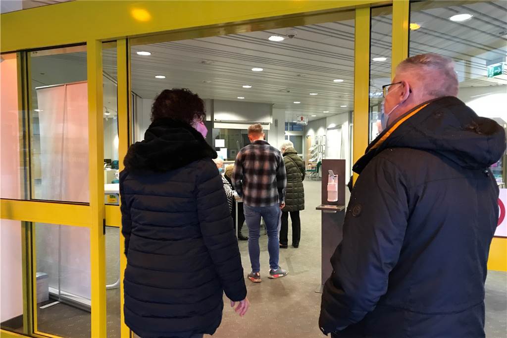 Klares Votum: Geplantes Industriegebiet Nordlippestraße ist vom Tisch Vor der Urne im Stadthaus bildet sich am frühen Nachmittag eine kleine Warteschlange.
