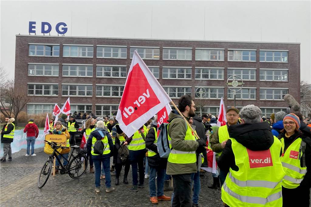 Streikende vor der Zentrale der EDG