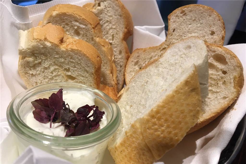 Das Haus Goldschmieding bietet familienfreundliche Küche an - und richtig gute Preise Vor der Vorspeise gab es noch einen Brotkorb mit Dip. Das Brot war aber leider etwas trocken und so gar nicht knusprig.