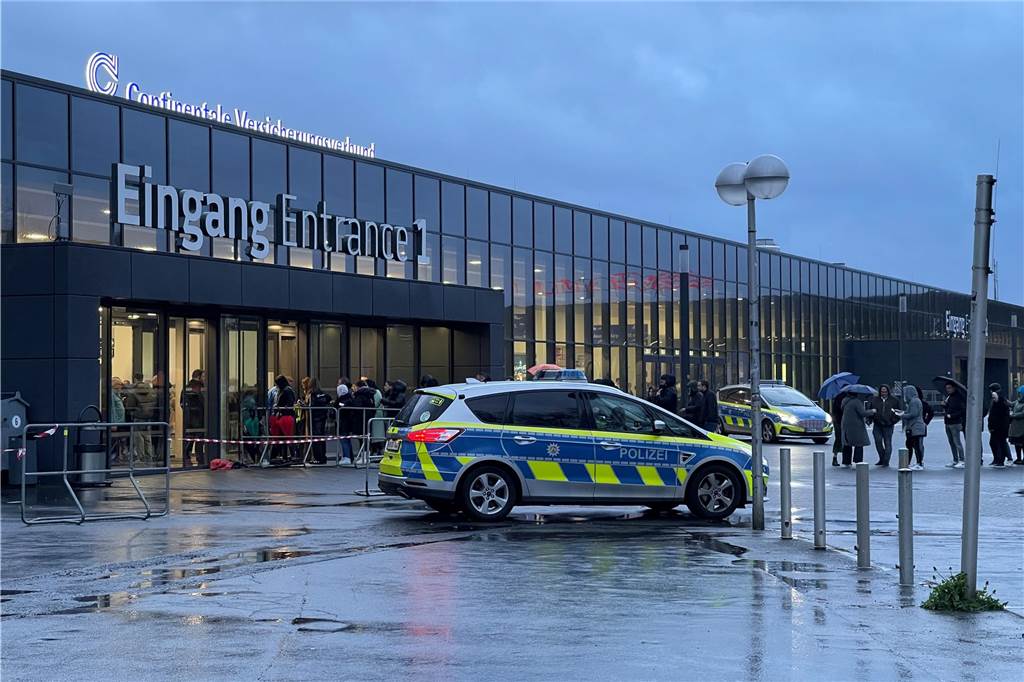 Drohung gegen Luke-Mockridge-Show in Dortmund: Auftritt in Westfalenhallen fand trotzdem statt Vor der Westfalenhalle waren während der Einlassphase mehrere Polizei-Fahrzeuge zu sehen.