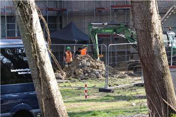 Vor diesem Hochhaus in Dortmund sind am Mittwoch zwei Weltkriegsbomben gefunden worden.