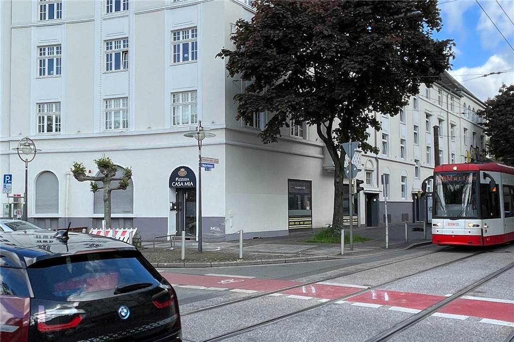 Vor dieses Haus prallte die Autofahrerin aus dem Rheinland.