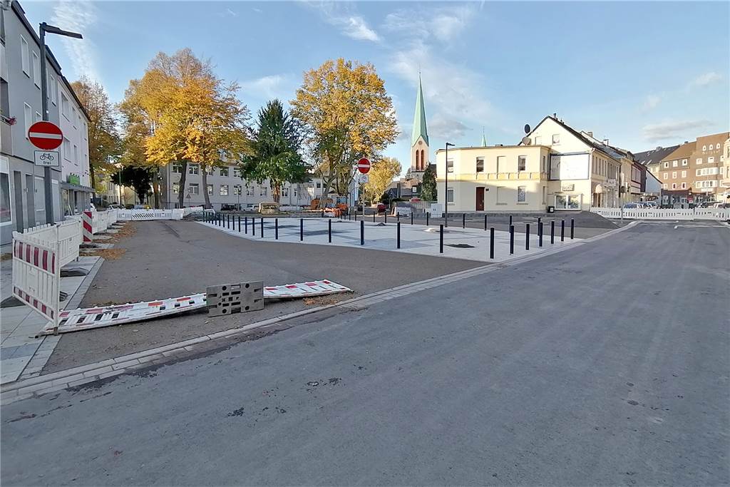 Wichtiger Parkplatz im Dortmunder Nordwesten gesperrt Vor Ehrenmal und Regenbogen-Grundschule ersteckt sich jetzt zwischen Mengeder Straße (vorne), Adalmundstraße (l.) und Jonathanstraße ein Platz mit Aufenthaltsqualität.
