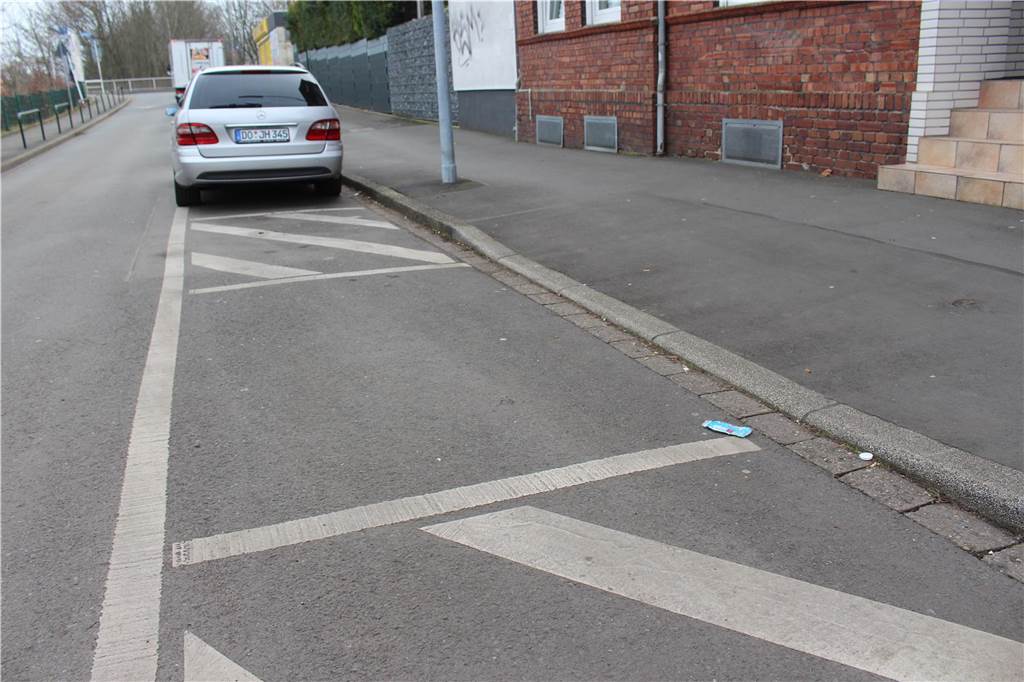 Knöllchen vor Grundschule: Vermeintlicher Parkplatz ist gar keiner Vor einem abgesenkten Bordstein darf man nicht parken.