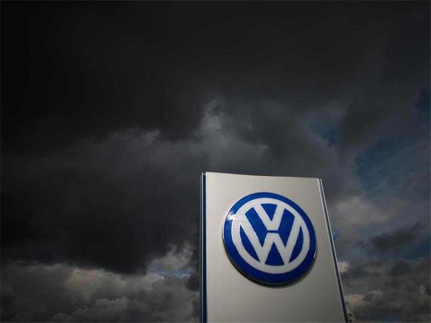 Verbraucherzentralen fordern Wiedergutmachung für VW-Kunden Vor einem Jahr war der Diesel-Skandal bei Volkswagen bekannt geworden. Foto: Julian Stratenschulte