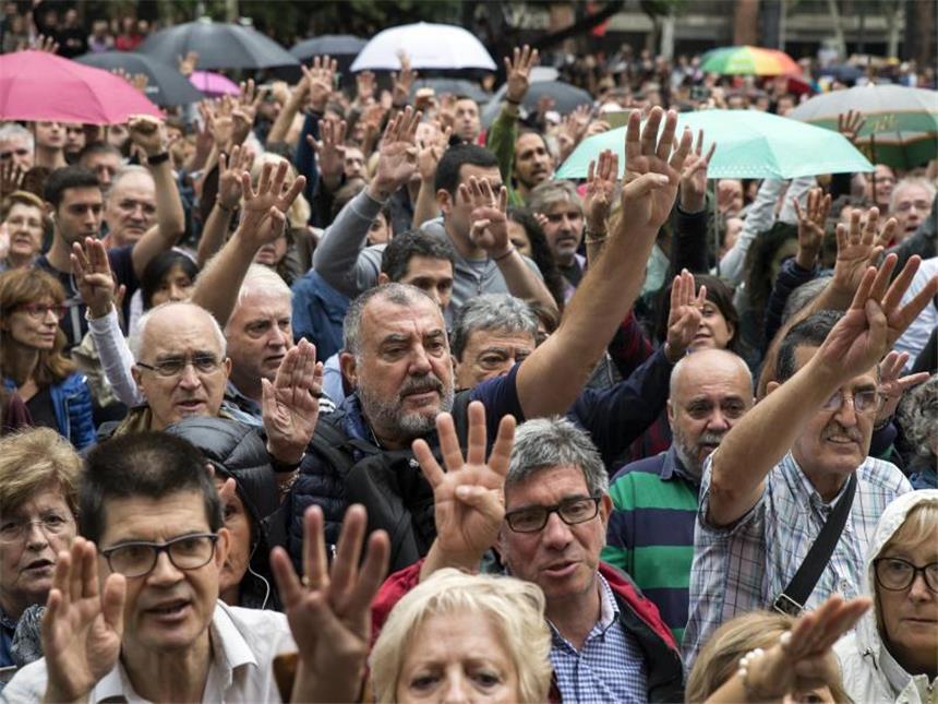 Hunderte Verletzte nach Gewalt bei Katalonien-Abstimmung Vor einem Wahllokal singen Menschen katalanische Lieder. Foto: Nicolas Carvalho Ochoa