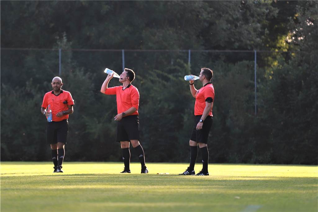 Zum Pfeifen kommt er kaum noch - Steffen Schröder vor erster Saison als Schiedsrichter-Chef Vor einer "heißen" Saison: Schiedsrichter Dominic Nosing und seine Assistenten Simon Schulz und Karim Bouharrou (von rechts) tanken während eines Testspiels auf. Der Schiedsrichterausschuss des Fußballkreises hat sich zur Saison 2022/23 neu aufgestellt.