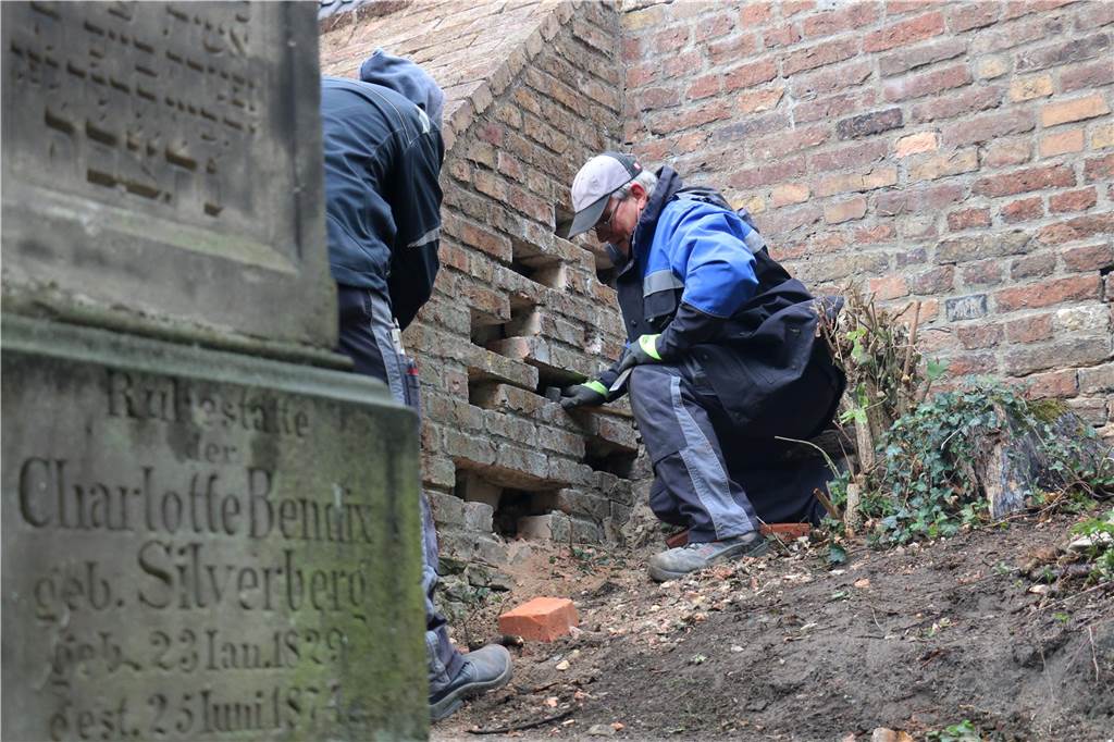 Arbeiter reparieren die Rest der Stadtmauer von Werne