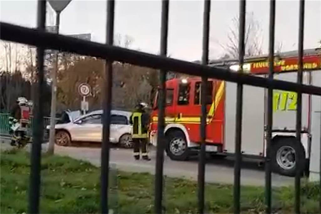 Scharnhorster ärgert sich Verkehrsverstöße - und ruft die Polizei auf den Plan Vor einiger Zeit ereignete sich sogar ein Unfall auf der Mansfeldstraße. Ein Autofahrer flog wegen zu hoher Geschwindigkeit aus der Kurve und prallte gegen das Brückengeländer