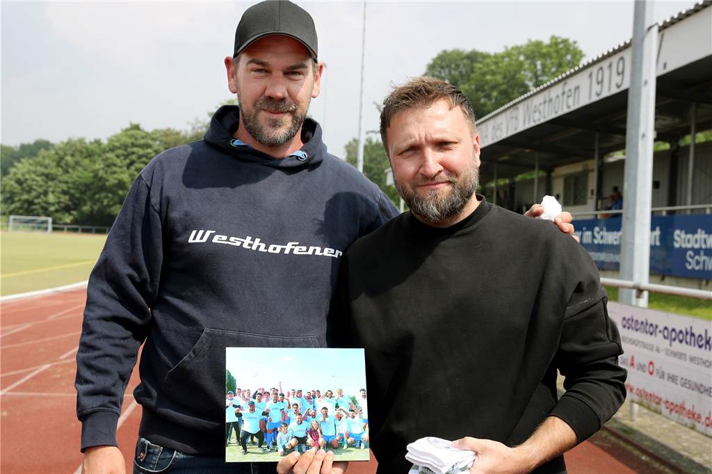 Christoph Pajdzik segelt auf Westfalenliga-Kurs: Vom Abstiegstrainer zum Erfolgscoach Vor etwa einem halben Jahr wurde Christoph Pajdzik (re.), hier mit Geschäftsführer Marcus Wiesehöfer, als Trainer des VfB Westhofen verabschiedet.